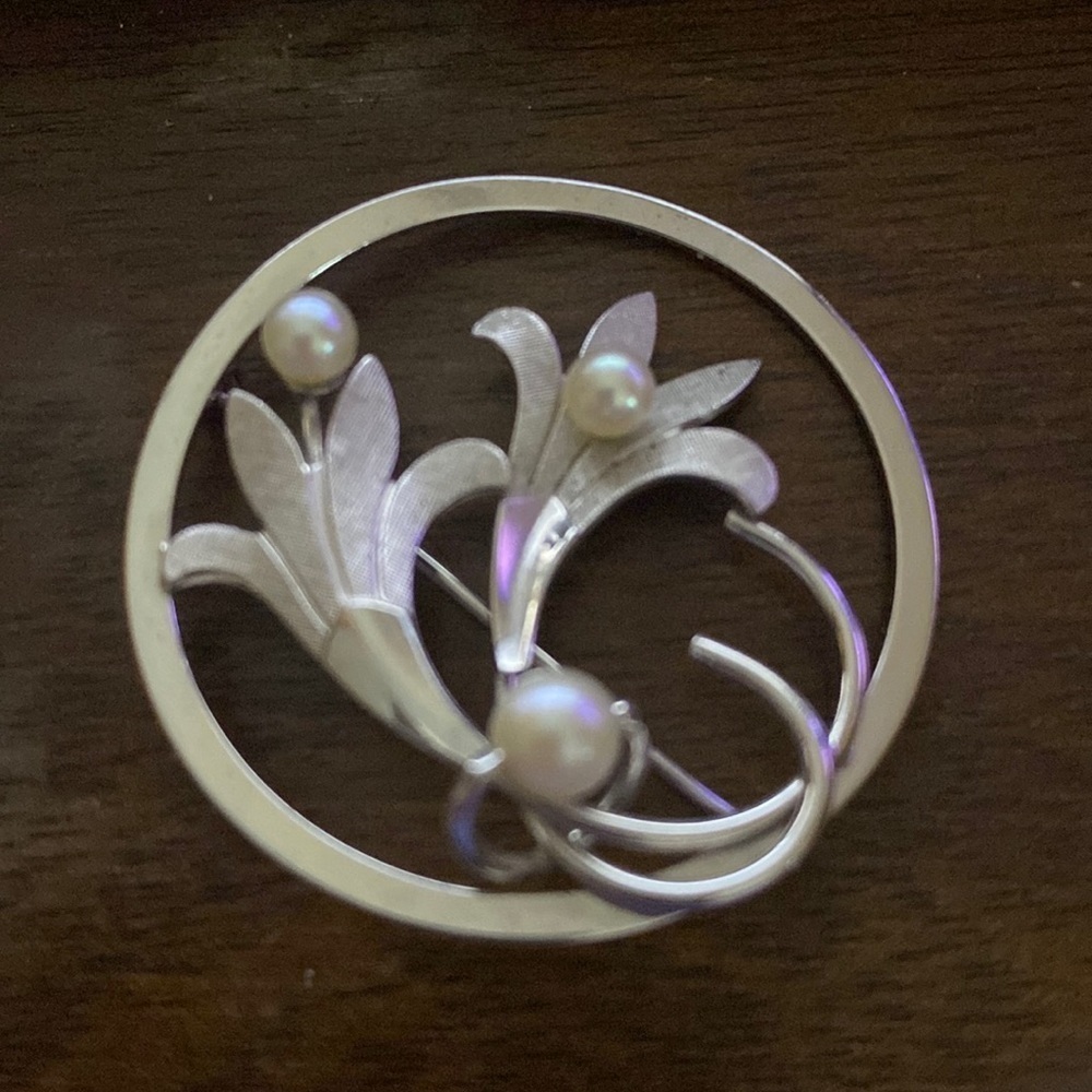 VanDellLilyCircleJapaneseSaltwater CulturedAkoyaPearl Vintage LeafBroochSterling